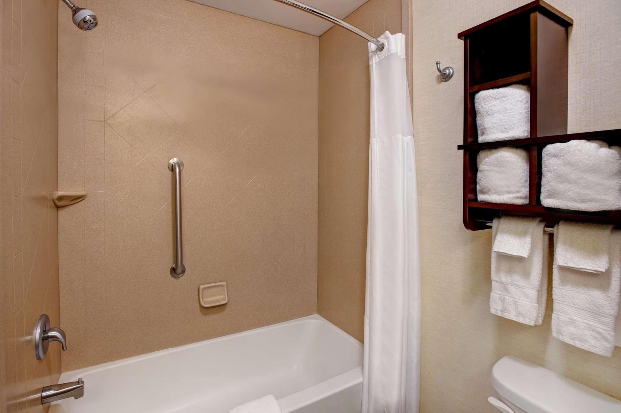 Hampton Inn Dekalb - Near The University Eksteriør bilde