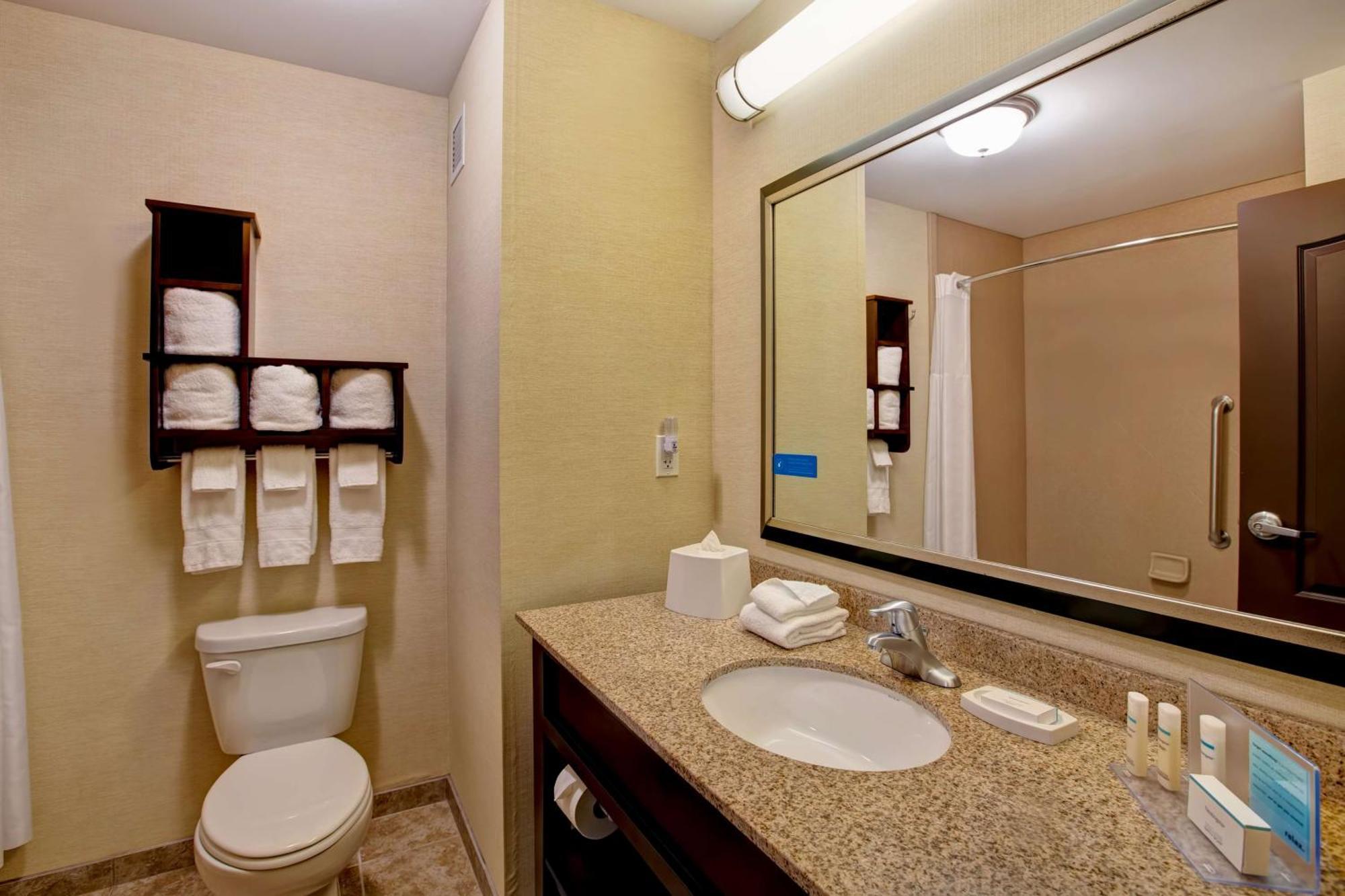 Hampton Inn Dekalb - Near The University Eksteriør bilde